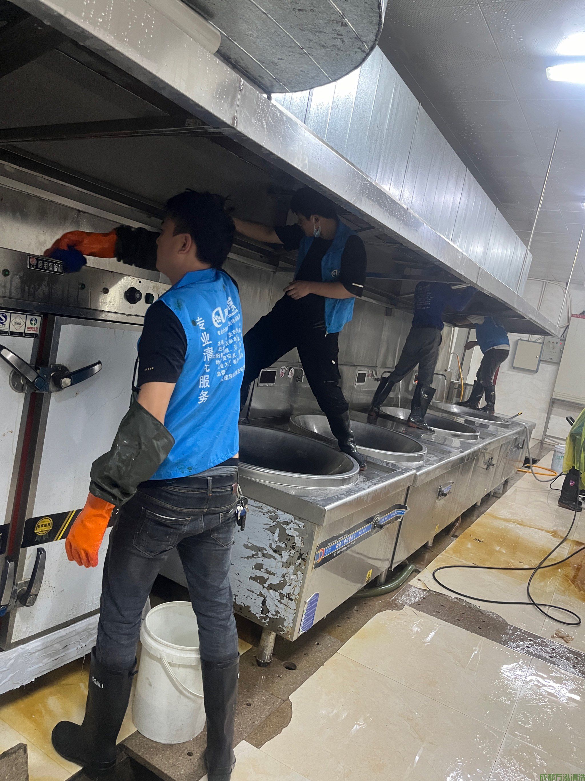 2025年12月6日德阳某小学食堂油烟机和烟道清洗案例