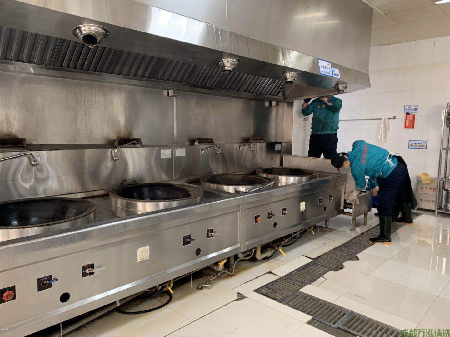 2025年12月10日德阳某酒店餐厅后厨油烟机和烟道清洗案例