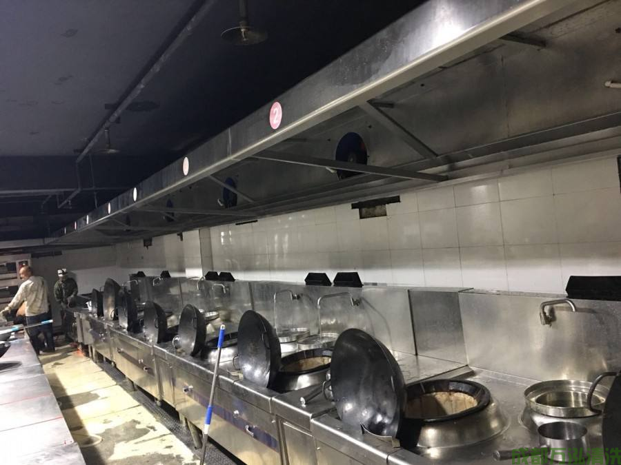 2025年12月19日德阳某大型工厂食堂油烟机和烟道清洗案例